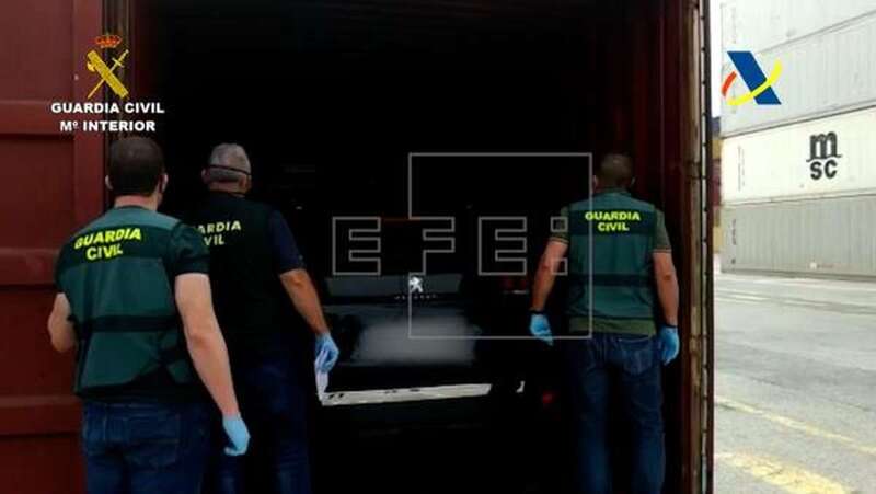 Los vehículos estaban ocultos en contenedores de mercancías (Foto EFE)